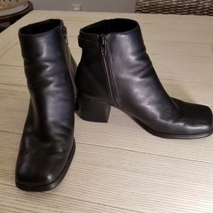 White Mountain" ankle boot size 61/2 M